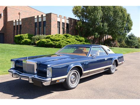 lincoln continental 1977 mark v.